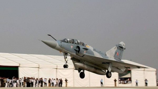 ಯುದ್ದ ವಿಮಾನದ ಟಯರ್ ಕಳುವು ಮಾಡಿದ ಖದೀಮರು