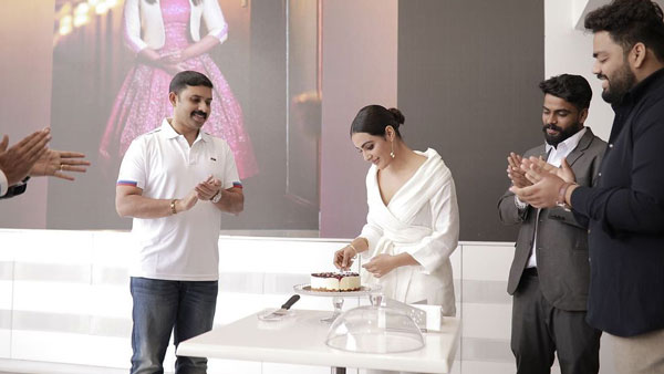 ಐಷಾರಾಮಿ BMW ಕಾರು ಖರೀದಿಸಿದ ನಟಿ ಸಂಯುಕ್ತ ಮೆನನ್