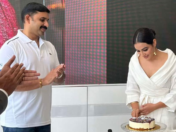 ಐಷಾರಾಮಿ BMW ಕಾರು ಖರೀದಿಸಿದ ನಟಿ ಸಂಯುಕ್ತ ಮೆನನ್