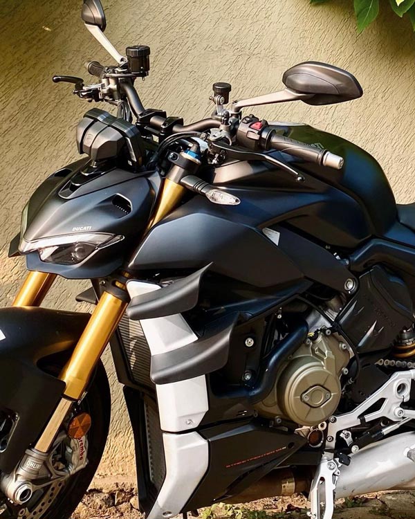 ದುಬಾರಿ ಬೆಲೆಯ Ducati ಬೈಕ್ ಖರೀದಿಸಿದ ಬಾಲಿವುಡ್ ನಟ