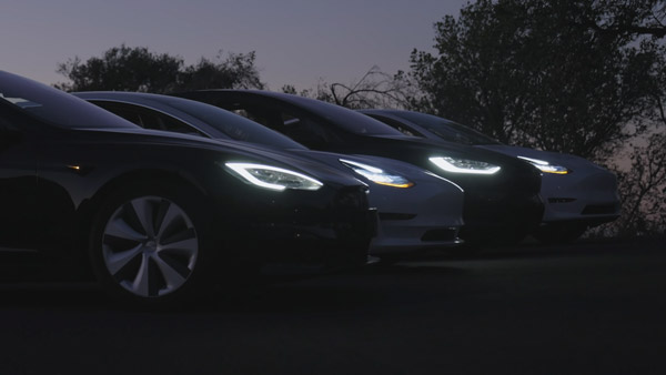 ಸಂಗೀತಕ್ಕೆ ತಕ್ಕಂತೆ ಕಾರ್ಯ ನಿರ್ವಹಿಸುತ್ತವೆ ಟೆಸ್ಲಾ ಕಾರಿನಲ್ಲಿರುವ ಎಲೆಕ್ಟ್ರಿಕ್ ದೀಪಗಳು 