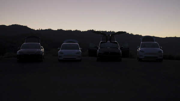 ಸಂಗೀತಕ್ಕೆ ತಕ್ಕಂತೆ ಕಾರ್ಯ ನಿರ್ವಹಿಸುತ್ತವೆ ಟೆಸ್ಲಾ ಕಾರಿನಲ್ಲಿರುವ ಎಲೆಕ್ಟ್ರಿಕ್ ದೀಪಗಳು 