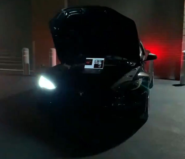 ಸಂಗೀತಕ್ಕೆ ತಕ್ಕಂತೆ ಕಾರ್ಯ ನಿರ್ವಹಿಸುತ್ತವೆ ಟೆಸ್ಲಾ ಕಾರಿನಲ್ಲಿರುವ ಎಲೆಕ್ಟ್ರಿಕ್ ದೀಪಗಳು 