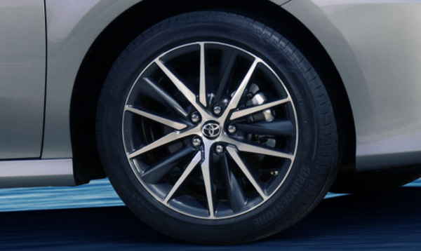 ಅತ್ಯುತ್ತಮ ಮೈಲೇಜ್ ಹೊಂದಿರುವ Toyota Camry Hybrid ಕಾರಿನ ವಿಶೇಷತೆಗಳು