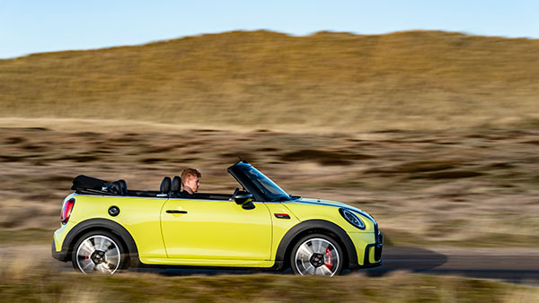 ಐಷಾರಾಮಿ Mini Cooper S ಕನ್ವರ್ಟಿಬಲ್ ಕಾರು ಖರೀದಿಸಿದ ಖ್ಯಾತ ನಟ