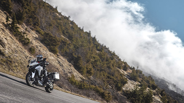 ಹೊಸ ನವೀಕರಣಗಳೊಂದಿಗೆ 2022ರ ಡುಕಾಟಿ ಮಲ್ಟಿಸ್ಟ್ರಾಡಾ ವಿ4 ಬೈಕ್ ಅನಾವರಣ