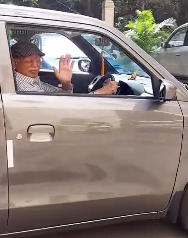 83ನೇ ವಯಸ್ಸಿನಲ್ಲಿ ಹೊಸ ಕಾರು ಖರೀದಿಸಿ ಕನಸು ಈಡೇರಿಸಿಕೊಂಡ ವೃದ್ಧ