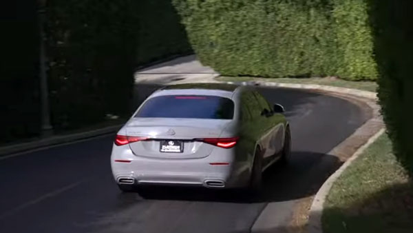 ರೂ.75 ಲಕ್ಷ ವ್ಯಯಿಸಿ ಮನೆ ಬಣ್ಣಕ್ಕೆ ಹೊಂದಿಕೆಯಾಗುವಂತೆ ಕಾರುಗಳ ಬಣ್ಣ ಬದಲಾವಣೆ ಮಾಡಿಸಿದ ರೂಪದರ್ಶಿ