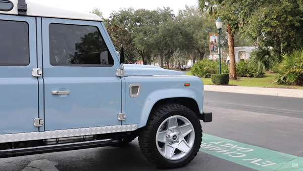 ಟೆಸ್ಲಾ ಎಲೆಕ್ಟ್ರಿಕ್ ಪವರ್‌ಟ್ರೇನ್‌ನೊಂದಿಗೆ ರಿಸ್ಟೋರ್ ಆಗಿ ಮಿಂಚುತ್ತಿದೆ ಹಳೆಯ ಲ್ಯಾಂಡ್ ರೋವರ್ ಎಸ್‌ಯುವಿಗಳು