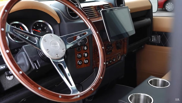 ಟೆಸ್ಲಾ ಎಲೆಕ್ಟ್ರಿಕ್ ಪವರ್‌ಟ್ರೇನ್‌ನೊಂದಿಗೆ ರಿಸ್ಟೋರ್ ಆಗಿ ಮಿಂಚುತ್ತಿದೆ ಹಳೆಯ ಲ್ಯಾಂಡ್ ರೋವರ್ ಎಸ್‌ಯುವಿಗಳು