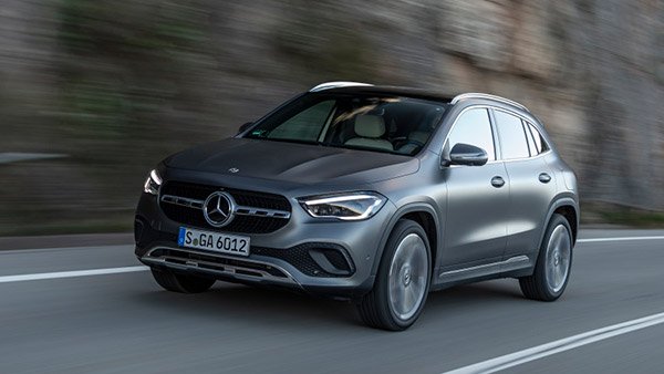 ಉದ್ಯೋಗಿಗೆ ಐಷಾರಾಮಿ ಮರ್ಸಿಡಿಸ್ ಬೆಂಝ್ ಕಾರು ಉಡುಗೊರೆ ನೀಡಿದ ಉದ್ಯಮಿ