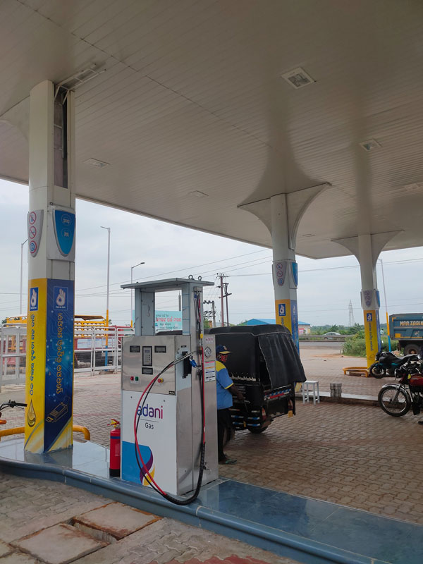 ದೇಶಾದ್ಯಂತ 1500 ಫಾಸ್ಟ್ ಚಾರ್ಜಿಂಗ್ ನಿಲ್ದಾಣಗಳ ಸ್ಥಾಪನೆಗೆ ಚಾಲನೆ ನೀಡಿದ ಅದಾನಿ ಟೋಟಲ್ ಗ್ಯಾಸ್