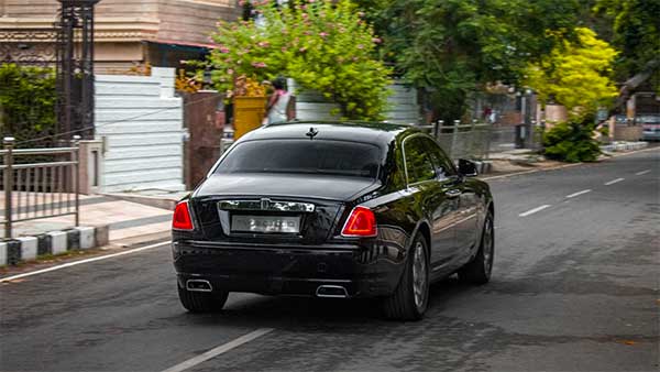 ಮೊದಲ ಬಾರಿಗೆ ಕ್ಯಾಮರಾ ಕಣ್ಣಿಗೆ ಸಿಕ್ಕಿಬಿದ್ದ ನಟ ಧನು‍ಷ್‌ ಅವರ ರೋಲ್ಸ್‌ ರಾಯ್ಸ್‌ ಕಾರು