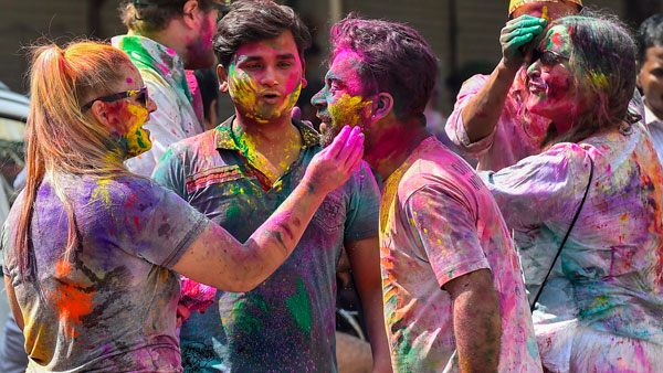 ಹೋಳಿ ಹಬ್ಬದಂದು ಈ ಐದು ಸಲಹೆಗಳಿಂದ ನಿಮ್ಮ ಕಾರನ್ನು ಬಣ್ಣಗಳಿಂದ ರಕ್ಷಿಸಿಕೊಳ್ಳಿ! 