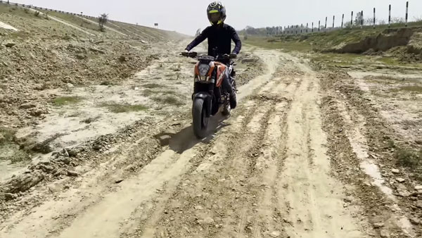 ಎಲೆಕ್ಟ್ರಿಕ್ ಬೈಕ್ ಆಗಿ ಮಾಡಿಫೈಗೊಂಡ ಕೆಟಿಎಂ ಡ್ಯೂಕ್: ಇದರ ಟಾಪ್-ಸ್ಪೀಡ್ ಗಂಟೆಗೆ 140 ಕಿ.ಮೀ 