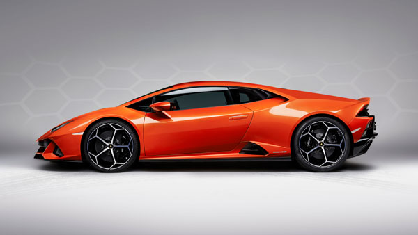 ಗಂಡನಿಗೆ ದುಬಾರಿ ಲ್ಯಾಂಬೋರ್ಗಿನಿಯನ್ನು ಉಡುಗೊರೆಯಾಗಿ ಕೊಟ್ಟ ಗರ್ಭಿಣಿ ಪತ್ನಿ 