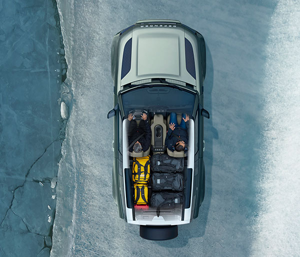 ಲ್ಯಾಂಡ್ ರೋವರ್ ಡಿಫೆಂಡರ್‌ನಲ್ಲಿ ಸವಾರಿ ಮಾಡುತ್ತಾ ಕ್ಯಾಮರಾ ಕಣ್ಣಿಗೆ ಬಿದ್ದ ನಟ ಪ್ರಕಾಶ್ ರಾಜ್ 