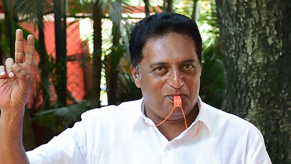 ಲ್ಯಾಂಡ್ ರೋವರ್ ಡಿಫೆಂಡರ್‌ನಲ್ಲಿ ಸವಾರಿ ಮಾಡುತ್ತಾ ಕ್ಯಾಮರಾ ಕಣ್ಣಿಗೆ ಬಿದ್ದ ನಟ ಪ್ರಕಾಶ್ ರಾಜ್ 