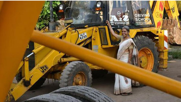  70ರ ವಯಸ್ಸಲ್ಲೂ ಡ್ರೈವಿಂಗ್ ಸ್ಕೂಲ್‌ ನಡೆಸುತ್ತಿರುವ ವೃದ್ಧೆ: ಇವರಿಗಿದೆ 11 ಬಗೆಯ ವಾಹನ ಪರವಾನಗಿ