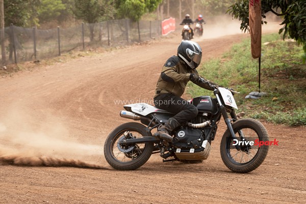 ಅತ್ಯಾಧುನಿಕ ಫೀಚರ್ಸ್, ಆಕರ್ಷಕ ವಿನ್ಯಾಸದ ಹೊಸ ರಾಯಲ್ ಎನ್‌ಫೀಲ್ಡ್ ಸ್ಕ್ರಾಮ್ 411 ಬೈಕ್ ರಿವ್ಯೂ