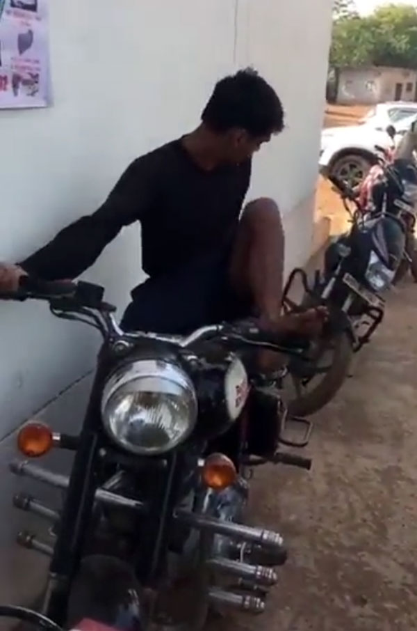 ರಾಯಲ್ ಎನ್ಫೀಲ್ಡ್ ಗ್ರಾಹಕರೇ ಎಚ್ಚರ!..ಒಂದೇ ನಿಮಿಷದಲ್ಲಿ ಬೈಕ್ ಕಳುವಾಗಬಹುದು ರಾಯಲ್ ಎನ್ಫೀಲ್ಡ್ ಗ್ರಾಹಕರೇ ಎಚ್ಚರ!..ಒಂದೇ ನಿಮಿಷದಲ್ಲಿ ಬೈಕ್ ಕಳುವಾಗಬಹುದು