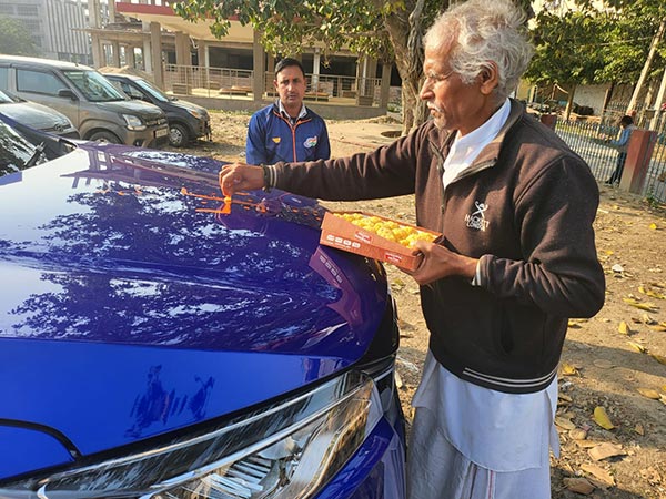 ದೀಪಾ ಮಲಿಕ್‌ಗೆ ವಿಶೇಷ ಆಸನ ವ್ಯವಸ್ಥೆಯ ಎಕ್ಸ್‌ಯುವಿ 700 ಅನ್ನು ಹಸ್ತಾಂತರಿಸಿದ ಮಹಿಂದ್ರಾ ಕಂಪನಿ 