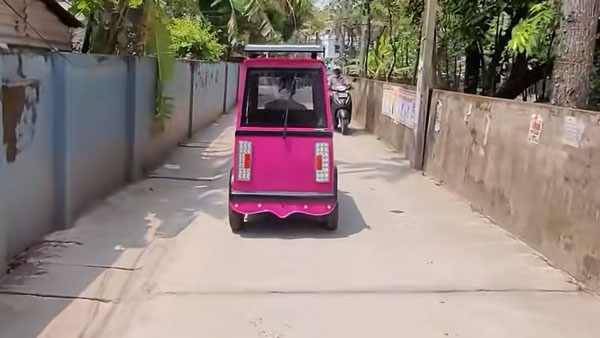 ಆಕರ್ಷಕ ಎಲೆಕ್ಟ್ರಿಕ್ ಕಾರನ್ನು ನಿರ್ಮಿಸಿದ 67 ವರ್ಷದ ವೃದ್ಧ: 60 ಕಿಮೀ ಪ್ರಯಾಣಿಸಲು ರೂ.5 ವೆಚ್ಚ