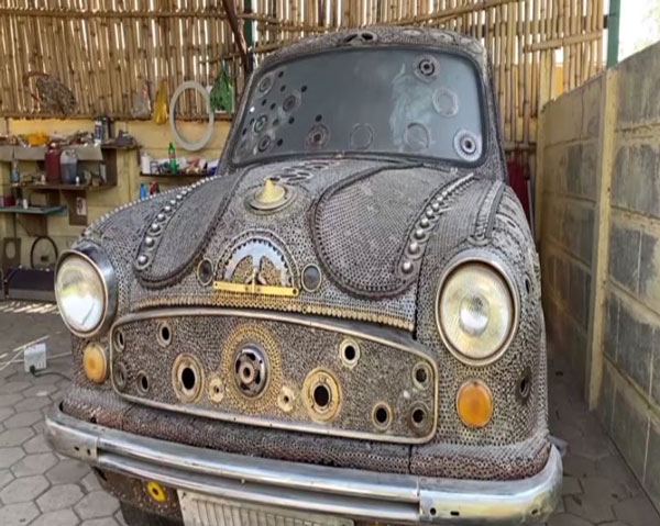 ಸ್ಕ್ರ್ಯಾಪ್ ಮೆಟೀರಿಯಲ್ ಬಳಸಿ ಅಂಬಾಸಿಡರ್ ಕಾರಿಗೆ ಸುಂದರ ಆಕೃತಿ ನೀಡಿದ ಕಲಾವಿದ 