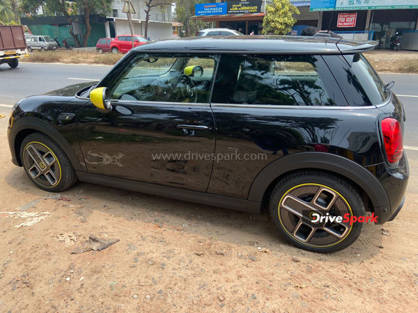 ಐಷಾರಾಮಿ ಮಿನಿ ಎಲೆಕ್ಟ್ರಿಕ್ ಕಾರು ಖರೀದಿಸಿದ ಲೇಡಿ ಸೂಪರ್ ಸ್ಟಾರ್ 