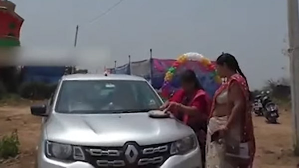 45 ಡಿಗ್ರಿ ದಾಟಿದ ತಾಪಮಾನ: ಕಾರಿನ ಬಾನೆಟ್ ಅನ್ನೇ ಒಲೆಯಾಗಿಸಿಕೊಂಡು ಅಡುಗೆ ತಯಾರಿ 45 ಡಿಗ್ರಿ ದಾಟಿದ ತಾಪಮಾನ: ಕಾರಿನ ಬಾನೆಟ್ ಅನ್ನೇ ಒಲೆಯಾಗಿಸಿಕೊಂಡು ಅಡುಗೆ ತಯಾರಿ