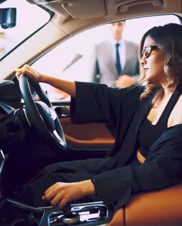  ಹೊಸ BMW X7 SUV ಅನ್ನು ಖರೀದಿಸಿದ ಪಂಜಾಬಿ ಗಾಯಕಿ ಆಸ್ತಾ ಗಿಲ್ ಹೊಸರೆ 