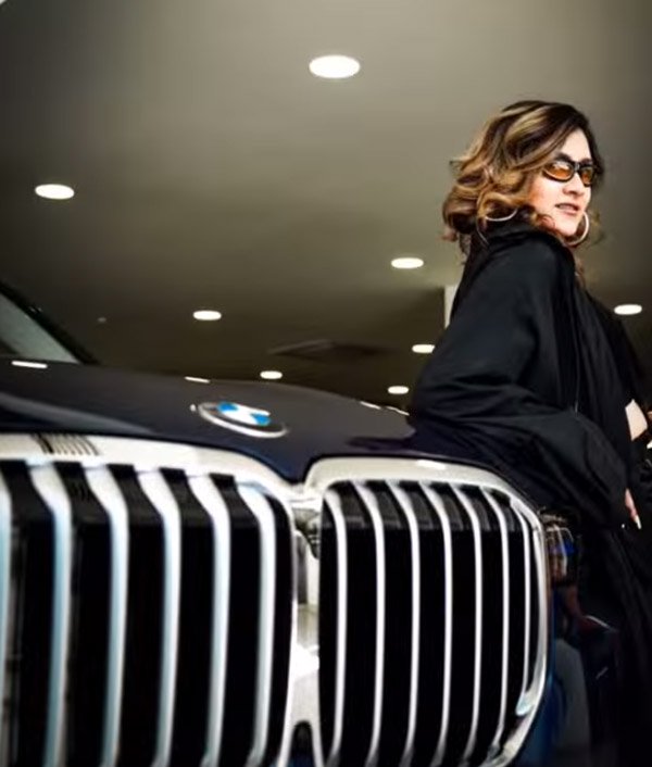  ಹೊಸ BMW X7 SUV ಅನ್ನು ಖರೀದಿಸಿದ ಪಂಜಾಬಿ ಗಾಯಕಿ ಆಸ್ತಾ ಗಿಲ್ ಹೊಸರೆ 