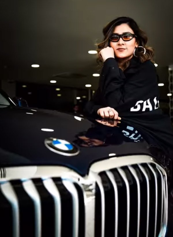  ಹೊಸ BMW X7 SUV ಅನ್ನು ಖರೀದಿಸಿದ ಪಂಜಾಬಿ ಗಾಯಕಿ ಆಸ್ತಾ ಗಿಲ್ ಹೊಸರೆ 