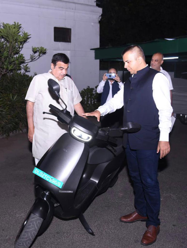 ಸಚಿವ ನಿತಿನ್ ಗಡ್ಕರಿಯವರನ್ನು ಭೇಟಿಯಾದ ಓಲಾ ಸಿಇಒ: ಇವಿ ಸ್ಕೂಟರ್‌ಗಳ ಸುರಕ್ಷತೆ ಕುರಿತು ಚರ್ಚೆ