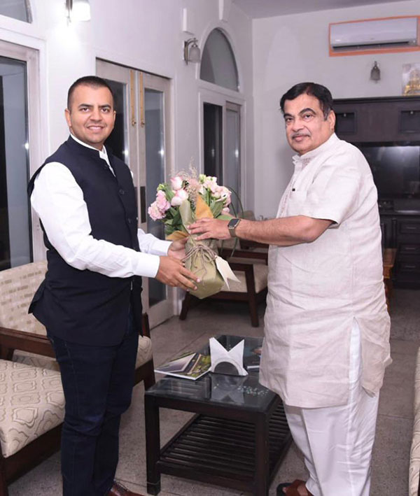 ಸಚಿವ ನಿತಿನ್ ಗಡ್ಕರಿಯವರನ್ನು ಭೇಟಿಯಾದ ಓಲಾ ಸಿಇಒ: ಇವಿ ಸ್ಕೂಟರ್‌ಗಳ ಸುರಕ್ಷತೆ ಕುರಿತು ಚರ್ಚೆ