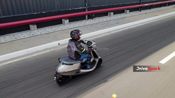 ಪದೇ ಪದೇ ತೊಂದರೆ ಕೊಡುತ್ತಿದ್ದ ತನ್ನ ಇವಿ ಸ್ಕೂಟರ್‌ಗೆ ಪೆಟ್ರೋಲ್ ಸುರಿದು ಬೆಂಕಿಯಿಟ್ಟ ಭೂಪ!