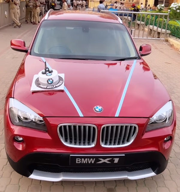 ಸ್ನೇಹಿತರಿಂದ BMW X1 SUV ಅನ್ನು ಉಡುಗೊರೆಯಾಗಿ ಸ್ವೀಕರಿಸಿದ ನಟಿ ರಾಖಿ ಸಾವಂತ್ ಸ್ನೇಹಿತರಿಂದ BMW X1 SUV ಅನ್ನು ಉಡುಗೊರೆಯಾಗಿ ಸ್ವೀಕರಿಸಿದ ನಟಿ ರಾಖಿ ಸಾವಂತ್