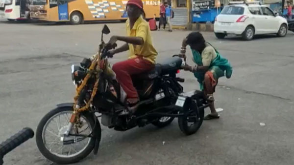 ಪತ್ನಿ ಕಷ್ಟ ನೋಡಲಾಗದೆ 90 ಸಾವಿರ ಮೌಲ್ಯದ ಮೊಪೆಡ್ ಗಿಫ್ಟ್​ ಕೊಟ್ಟ ಭಿಕ್ಷುಕ