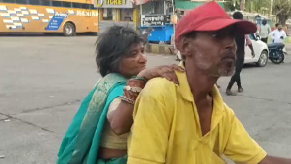 ಪತ್ನಿ ಕಷ್ಟ ನೋಡಲಾಗದೆ 90 ಸಾವಿರ ಮೌಲ್ಯದ ಮೊಪೆಡ್ ಗಿಫ್ಟ್​ ಕೊಟ್ಟ ಭಿಕ್ಷುಕ