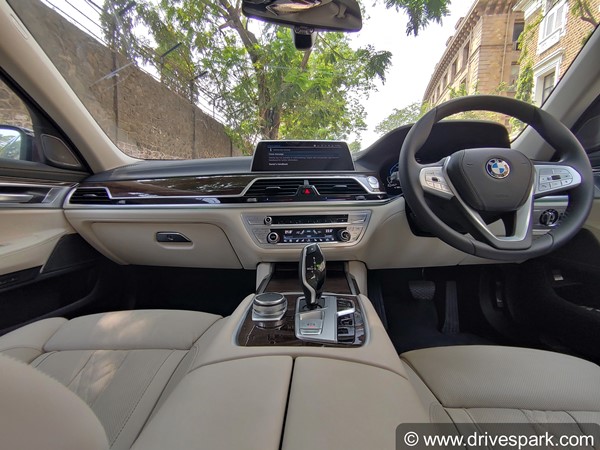  ಮದರ್ಸ್ ಡೇ ಅಂಗವಾಗಿ ತಾಯಿಗೆ ದುಬಾರಿ ಉಡುಗೊರೆ ನೀಡಿದ ನಟಿ 'ರಾಶಿ ಖನ್ನಾ'