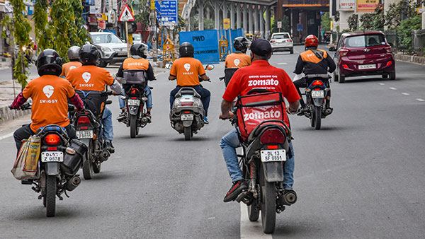 ಸೈಕಲ್‌ನಲ್ಲಿ ಆಹಾರ ಸಾಗಿಸಲು ಶ್ರಮಿಸುತ್ತಿದ್ದ ಡೆಲಿವರಿ ಬಾಯ್‌ಗೆ ಬೈಕ್ ಕೊಡಿಸಿದ ಪೊಲೀಸರು