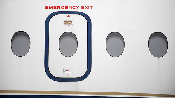 ವಿಮಾನಗಳಲ್ಲಿ ಎಮರ್ಜೆನ್ಸಿ ಎಕ್ಸಿಟ್‌ಗಳನ್ನು ಯಾವಾಗ ಮತ್ತು ಹೇಗೆ ಬಳಸಬೇಕು?