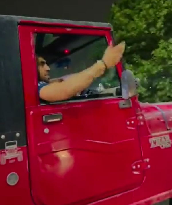 ವೈರಲ್ ಆಗಲು ಚಲಿಸುತ್ತಿರುವ ಕಾರಿನಿಂದ ಕಂತೆ ನೋಟು ಎಸೆದು ಪೊಲೀಸರ ಅತಿಥಿಯಾದ ಯುವಕ