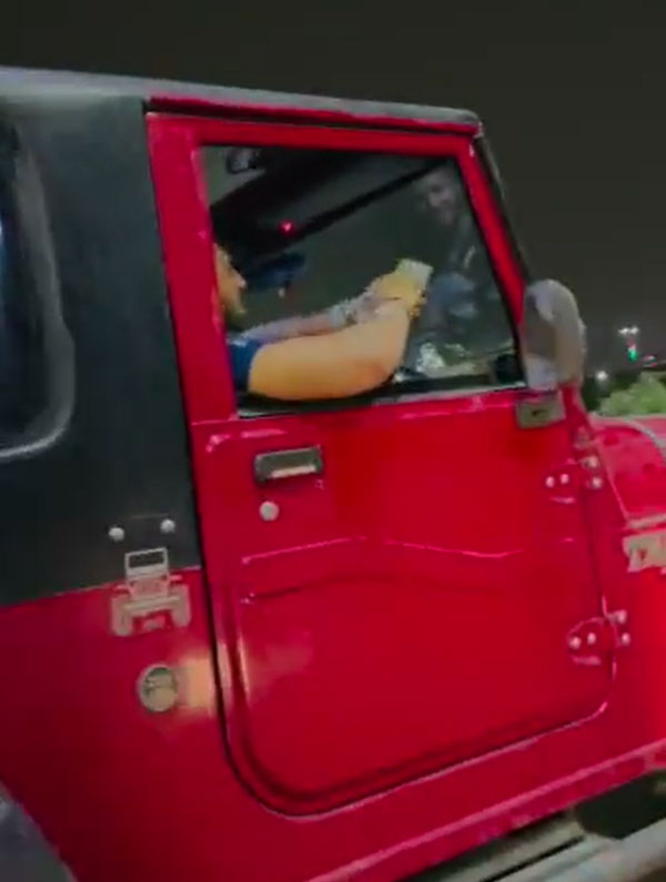 ವೈರಲ್ ಆಗಲು ಚಲಿಸುತ್ತಿರುವ ಕಾರಿನಿಂದ ಕಂತೆ ನೋಟು ಎಸೆದು ಪೊಲೀಸರ ಅತಿಥಿಯಾದ ಯುವಕ