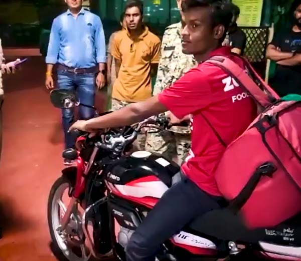ಸೈಕಲ್‌ನಲ್ಲಿ ಆಹಾರ ಸಾಗಿಸಲು ಶ್ರಮಿಸುತ್ತಿದ್ದ ಡೆಲಿವರಿ ಬಾಯ್‌ಗೆ ಬೈಕ್ ಕೊಡಿಸಿದ ಪೊಲೀಸರು