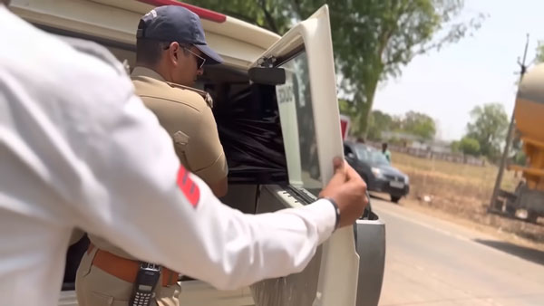 ಪೋಲೀಸ್ ಕಾರಿನ ಟಿಂಟೆಡ್ ಗ್ಲಾಸ್ ತೆಗೆದುಹಾಕಿ ಕ್ಲಾಸ್ ತೆಗೆದುಕೊಂಡ ಪೊಲೀಸ್ ಅಧಿಕಾರಿ
