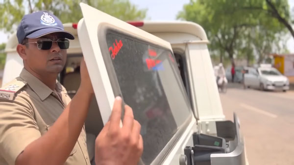 ಪೋಲೀಸ್ ಕಾರಿನ ಟಿಂಟೆಡ್ ಗ್ಲಾಸ್ ತೆಗೆದುಹಾಕಿ ಕ್ಲಾಸ್ ತೆಗೆದುಕೊಂಡ ಪೊಲೀಸ್ ಅಧಿಕಾರಿ