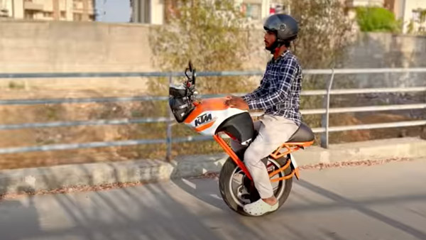 ಮನೆಯಲ್ಲೇ ವಿನೂತನ ಸಿಂಗಲ್ ವ್ಹೀಲ್ ಸೆಲ್ಫ್ ಬ್ಯಾಲೆನ್ಸಿಂಗ್ ಕೆಟಿಎಂ ಬೈಕ್ ತಯಾರಿಸಿದ ಯುವಕರು!