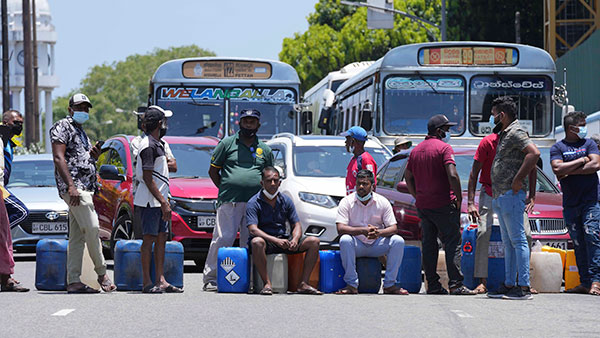 ಶ್ರೀಲಂಕಾದಲ್ಲಿ ಪೆಟ್ರೋಲ್ ಖಾಲಿ: ಜನ ಜೀವನ ಅಸ್ತವ್ಯಸ್ಥ, ಇಂಧನವಿಲ್ಲದೇ ಸಂಚಾರ ಸ್ಥಗಿತ 