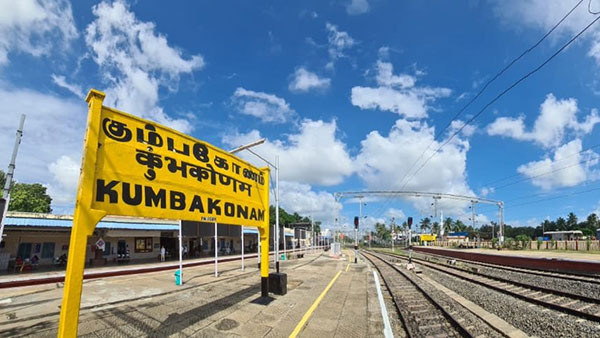 ರೈಲ್ವೇ ನಿಲ್ದಾಣಗಳಲ್ಲಿ ಹಳದಿ ಬೋರ್ಡ್‌ಗಳನ್ನೇ ಬಳಸುವ ಹಿಂದಿನ ಕುತೂಹಲಕಾರಿ ಮಾಹಿತಿ ಇಲ್ಲಿದೆ... 